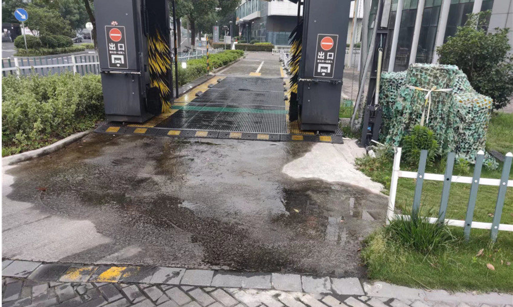 老年体育中心的洗车点污水外流