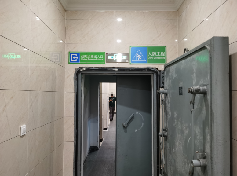 鄞州一小区地下人防门开启挡道 咋办？