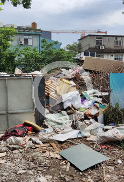 海光新都新老物业交替 大量垃圾无人清