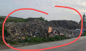 西边村路边废旧垃圾堆积