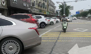 荣吉路长期有机动车违停影响通行