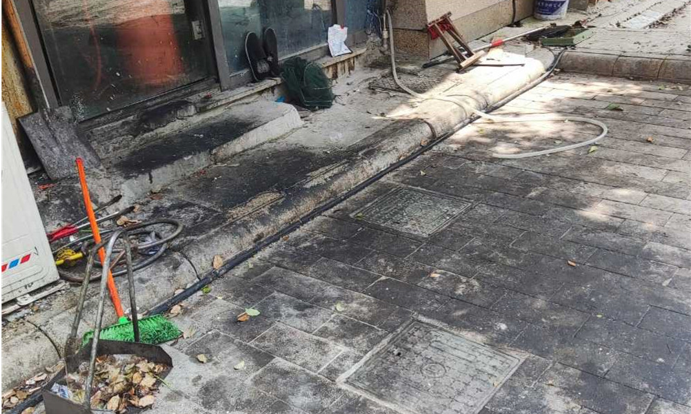 广场后厨处成卫生死角