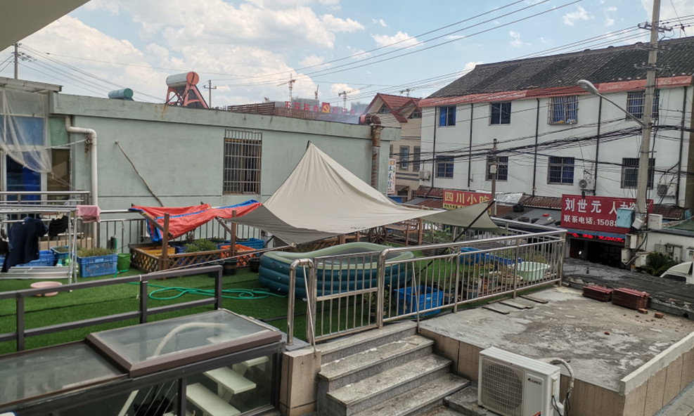 明堂改建房屋，屋顶违规搭建花园